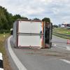 Am Mittwochnachmittag ist auf der A96 bei Türkheim ein LKW umgekippt. Der 57-jährige Fahrer war auf der Autobahnausfahrt Bad Wörishofen  Richtung Lindau unterwegs und hatte in einer Kurve vermutlich wegen zu hoher Geschwindigkeit die Kontrolle über sein Fahrzeug verloren. Daraufhin kippte der LKW um. 
[video]https://www.youtube.com/watch?v=9kFcH6RsGic[/video]
Ersthelfer befreien FahrerDer Lkw stürzte auf die linke Fahrzeugseite, schlitterte über die Fahrbahn und blieb auf der Auffahrtspur liegen. Ersthelfer schlugen die Windschutzscheibe ein, um den Fahrer zu befreien. Bei dem Unfall wurde der 57-Jährige schwer verletzt, ein Rettungsdienst brachte ihn ins Krankenhaus Mindelheim.Aufwändige BergungBei dem Unfall war die Freiwillige Feuerwehr Türkheim und die Autobahnmeisterei Mindelheim zur Verkehrslenkung, Absperrung der Unfallstelle und technischen Hilfeleistung eingesetzt. Der Lkw musste mit schwerem Gerät von einer Abschleppfirma aus Memmingen geborgen werden. Der Fahrer des Lkw muss nun mit einer Anzeige rechnen.