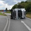 Am Mittwochnachmittag ist auf der A96 bei Türkheim ein LKW umgekippt. Der 57-jährige Fahrer war auf der Autobahnausfahrt Bad Wörishofen  Richtung Lindau unterwegs und hatte in einer Kurve vermutlich wegen zu hoher Geschwindigkeit die Kontrolle über sein Fahrzeug verloren. Daraufhin kippte der LKW um. 
[video]https://www.youtube.com/watch?v=9kFcH6RsGic[/video]
Ersthelfer befreien FahrerDer Lkw stürzte auf die linke Fahrzeugseite, schlitterte über die Fahrbahn und blieb auf der Auffahrtspur liegen. Ersthelfer schlugen die Windschutzscheibe ein, um den Fahrer zu befreien. Bei dem Unfall wurde der 57-Jährige schwer verletzt, ein Rettungsdienst brachte ihn ins Krankenhaus Mindelheim.Aufwändige BergungBei dem Unfall war die Freiwillige Feuerwehr Türkheim und die Autobahnmeisterei Mindelheim zur Verkehrslenkung, Absperrung der Unfallstelle und technischen Hilfeleistung eingesetzt. Der Lkw musste mit schwerem Gerät von einer Abschleppfirma aus Memmingen geborgen werden. Der Fahrer des Lkw muss nun mit einer Anzeige rechnen.