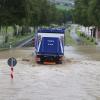 Der Schock sitzt noch tief. Vor genau einem Jahr, wurde das südliche Oberallgäu von einer Unwetterfront schwer getroffen. Zwei Unwetterzellen trafen sich in der "Mitte" und sorgten so für sintflutartige Regenfälle. Besonders schwer betroffen waren damals, Blaichach, Burgberg und Rettenberg. Innerhalb von wenigen Minuten, standen Straßen, Keller und Parkplätze unter Wasser. Schlamm, Geröll und Bäume wurden von den Wassermassen mitgerissen. Zuerst traf es Blaichach. Innerhalb weniger Minuten liefen Keller voll Wasser, weil die Kanalisation es nichtmehr schaffte, weiter Wasser aufzunehmen. 
﻿Heulen der SirenenDie Unwetterfront zog dann weiter in Richtung Burgberg/Rettenberg. Als die Front dort ankam, war schon Sirenengeheul in Blaichach zu hören. Die Feuerwehr rückte komplett aus. In Sonthofen wurde eine Unterführung der B19 überflutet, Menschen wurden in ihren Autos eingeschlossen, konnten aber schnell durch die Wasserwacht und Feuerwehr gerettet werden. Am Goymooskreisel bei Rettenberg wurden ebenfalls Personen in ihren Fahrzeugen eingeschlossen. Auch Sie wurden durch die Feuerwehr und DLRG gerettet.Wasser kam vom GrüntenIn Wagneritz kam das Wasser vom Grünten. Ein "Fluss" bildete sich, lies Keller volllaufen und zerstörte einen Teil der Straße im Ort. "Es ging alles so schnell, ich habe heute noch Angst wenn es hier regnet", so einer der Betroffenen heute. Auch Rettenbergs Bürgermeister Nikolaus Weißinger war damals geschockt, über die Kraft des Wassers. Innerhalb von zwei Stunden, hatten Feuerwehr, THW, Polizei, Wasserwacht und DLRG rund 600 Einsätze zu bewältigen. Ohne die ehrenamtlichen Helfer, wäre es damals nie möglich gewesen. Glücklicherweise, wurde bei dem Unwetter vor einem Jahr niemand verletzt, doch der Sachschaden war extrem.