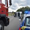 Am Mittwochnachmittag ist auf der A96 bei Türkheim ein LKW umgekippt. Der 57-jährige Fahrer war auf der Autobahnausfahrt Bad Wörishofen  Richtung Lindau unterwegs und hatte in einer Kurve vermutlich wegen zu hoher Geschwindigkeit die Kontrolle über sein Fahrzeug verloren. Daraufhin kippte der LKW um. 
[video]https://www.youtube.com/watch?v=9kFcH6RsGic[/video]
Ersthelfer befreien FahrerDer Lkw stürzte auf die linke Fahrzeugseite, schlitterte über die Fahrbahn und blieb auf der Auffahrtspur liegen. Ersthelfer schlugen die Windschutzscheibe ein, um den Fahrer zu befreien. Bei dem Unfall wurde der 57-Jährige schwer verletzt, ein Rettungsdienst brachte ihn ins Krankenhaus Mindelheim.Aufwändige BergungBei dem Unfall war die Freiwillige Feuerwehr Türkheim und die Autobahnmeisterei Mindelheim zur Verkehrslenkung, Absperrung der Unfallstelle und technischen Hilfeleistung eingesetzt. Der Lkw musste mit schwerem Gerät von einer Abschleppfirma aus Memmingen geborgen werden. Der Fahrer des Lkw muss nun mit einer Anzeige rechnen.