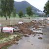 Der Schock sitzt noch tief. Vor genau einem Jahr, wurde das südliche Oberallgäu von einer Unwetterfront schwer getroffen. Zwei Unwetterzellen trafen sich in der "Mitte" und sorgten so für sintflutartige Regenfälle. Besonders schwer betroffen waren damals, Blaichach, Burgberg und Rettenberg. Innerhalb von wenigen Minuten, standen Straßen, Keller und Parkplätze unter Wasser. Schlamm, Geröll und Bäume wurden von den Wassermassen mitgerissen. Zuerst traf es Blaichach. Innerhalb weniger Minuten liefen Keller voll Wasser, weil die Kanalisation es nichtmehr schaffte, weiter Wasser aufzunehmen. 
﻿Heulen der SirenenDie Unwetterfront zog dann weiter in Richtung Burgberg/Rettenberg. Als die Front dort ankam, war schon Sirenengeheul in Blaichach zu hören. Die Feuerwehr rückte komplett aus. In Sonthofen wurde eine Unterführung der B19 überflutet, Menschen wurden in ihren Autos eingeschlossen, konnten aber schnell durch die Wasserwacht und Feuerwehr gerettet werden. Am Goymooskreisel bei Rettenberg wurden ebenfalls Personen in ihren Fahrzeugen eingeschlossen. Auch Sie wurden durch die Feuerwehr und DLRG gerettet.Wasser kam vom GrüntenIn Wagneritz kam das Wasser vom Grünten. Ein "Fluss" bildete sich, lies Keller volllaufen und zerstörte einen Teil der Straße im Ort. "Es ging alles so schnell, ich habe heute noch Angst wenn es hier regnet", so einer der Betroffenen heute. Auch Rettenbergs Bürgermeister Nikolaus Weißinger war damals geschockt, über die Kraft des Wassers. Innerhalb von zwei Stunden, hatten Feuerwehr, THW, Polizei, Wasserwacht und DLRG rund 600 Einsätze zu bewältigen. Ohne die ehrenamtlichen Helfer, wäre es damals nie möglich gewesen. Glücklicherweise, wurde bei dem Unwetter vor einem Jahr niemand verletzt, doch der Sachschaden war extrem.
