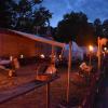 Auch am Mittwoch bekamen die Besucher der Wallenstein-Festspiele im Lager bei der Grimmelschanze einen Einblick in das Leben aus dem Jahr 1630. Neben Musik, historischen Kostümen und Essen wurde auch auf der Bühne einiges geboten. Am Abend war alles durch Fackeln hell erleuchtet.