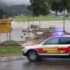 Der Schock sitzt noch tief. Vor genau einem Jahr, wurde das südliche Oberallgäu von einer Unwetterfront schwer getroffen. Zwei Unwetterzellen trafen sich in der "Mitte" und sorgten so für sintflutartige Regenfälle. Besonders schwer betroffen waren damals, Blaichach, Burgberg und Rettenberg. Innerhalb von wenigen Minuten, standen Straßen, Keller und Parkplätze unter Wasser. Schlamm, Geröll und Bäume wurden von den Wassermassen mitgerissen. Zuerst traf es Blaichach. Innerhalb weniger Minuten liefen Keller voll Wasser, weil die Kanalisation es nichtmehr schaffte, weiter Wasser aufzunehmen. 
﻿Heulen der SirenenDie Unwetterfront zog dann weiter in Richtung Burgberg/Rettenberg. Als die Front dort ankam, war schon Sirenengeheul in Blaichach zu hören. Die Feuerwehr rückte komplett aus. In Sonthofen wurde eine Unterführung der B19 überflutet, Menschen wurden in ihren Autos eingeschlossen, konnten aber schnell durch die Wasserwacht und Feuerwehr gerettet werden. Am Goymooskreisel bei Rettenberg wurden ebenfalls Personen in ihren Fahrzeugen eingeschlossen. Auch Sie wurden durch die Feuerwehr und DLRG gerettet.Wasser kam vom GrüntenIn Wagneritz kam das Wasser vom Grünten. Ein "Fluss" bildete sich, lies Keller volllaufen und zerstörte einen Teil der Straße im Ort. "Es ging alles so schnell, ich habe heute noch Angst wenn es hier regnet", so einer der Betroffenen heute. Auch Rettenbergs Bürgermeister Nikolaus Weißinger war damals geschockt, über die Kraft des Wassers. Innerhalb von zwei Stunden, hatten Feuerwehr, THW, Polizei, Wasserwacht und DLRG rund 600 Einsätze zu bewältigen. Ohne die ehrenamtlichen Helfer, wäre es damals nie möglich gewesen. Glücklicherweise, wurde bei dem Unwetter vor einem Jahr niemand verletzt, doch der Sachschaden war extrem.