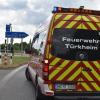 Am Mittwochnachmittag ist auf der A96 bei Türkheim ein LKW umgekippt. Der 57-jährige Fahrer war auf der Autobahnausfahrt Bad Wörishofen  Richtung Lindau unterwegs und hatte in einer Kurve vermutlich wegen zu hoher Geschwindigkeit die Kontrolle über sein Fahrzeug verloren. Daraufhin kippte der LKW um. 
[video]https://www.youtube.com/watch?v=9kFcH6RsGic[/video]
Ersthelfer befreien FahrerDer Lkw stürzte auf die linke Fahrzeugseite, schlitterte über die Fahrbahn und blieb auf der Auffahrtspur liegen. Ersthelfer schlugen die Windschutzscheibe ein, um den Fahrer zu befreien. Bei dem Unfall wurde der 57-Jährige schwer verletzt, ein Rettungsdienst brachte ihn ins Krankenhaus Mindelheim.Aufwändige BergungBei dem Unfall war die Freiwillige Feuerwehr Türkheim und die Autobahnmeisterei Mindelheim zur Verkehrslenkung, Absperrung der Unfallstelle und technischen Hilfeleistung eingesetzt. Der Lkw musste mit schwerem Gerät von einer Abschleppfirma aus Memmingen geborgen werden. Der Fahrer des Lkw muss nun mit einer Anzeige rechnen.