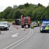 Am Mittwochnachmittag ist auf der A96 bei Türkheim ein LKW umgekippt. Der 57-jährige Fahrer war auf der Autobahnausfahrt Bad Wörishofen  Richtung Lindau unterwegs und hatte in einer Kurve vermutlich wegen zu hoher Geschwindigkeit die Kontrolle über sein Fahrzeug verloren. Daraufhin kippte der LKW um. 
[video]https://www.youtube.com/watch?v=9kFcH6RsGic[/video]
Ersthelfer befreien FahrerDer Lkw stürzte auf die linke Fahrzeugseite, schlitterte über die Fahrbahn und blieb auf der Auffahrtspur liegen. Ersthelfer schlugen die Windschutzscheibe ein, um den Fahrer zu befreien. Bei dem Unfall wurde der 57-Jährige schwer verletzt, ein Rettungsdienst brachte ihn ins Krankenhaus Mindelheim.Aufwändige BergungBei dem Unfall war die Freiwillige Feuerwehr Türkheim und die Autobahnmeisterei Mindelheim zur Verkehrslenkung, Absperrung der Unfallstelle und technischen Hilfeleistung eingesetzt. Der Lkw musste mit schwerem Gerät von einer Abschleppfirma aus Memmingen geborgen werden. Der Fahrer des Lkw muss nun mit einer Anzeige rechnen.