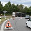 Am Mittwochnachmittag ist auf der A96 bei Türkheim ein LKW umgekippt. Der 57-jährige Fahrer war auf der Autobahnausfahrt Bad Wörishofen  Richtung Lindau unterwegs und hatte in einer Kurve vermutlich wegen zu hoher Geschwindigkeit die Kontrolle über sein Fahrzeug verloren. Daraufhin kippte der LKW um. 
[video]https://www.youtube.com/watch?v=9kFcH6RsGic[/video]
Ersthelfer befreien FahrerDer Lkw stürzte auf die linke Fahrzeugseite, schlitterte über die Fahrbahn und blieb auf der Auffahrtspur liegen. Ersthelfer schlugen die Windschutzscheibe ein, um den Fahrer zu befreien. Bei dem Unfall wurde der 57-Jährige schwer verletzt, ein Rettungsdienst brachte ihn ins Krankenhaus Mindelheim.Aufwändige BergungBei dem Unfall war die Freiwillige Feuerwehr Türkheim und die Autobahnmeisterei Mindelheim zur Verkehrslenkung, Absperrung der Unfallstelle und technischen Hilfeleistung eingesetzt. Der Lkw musste mit schwerem Gerät von einer Abschleppfirma aus Memmingen geborgen werden. Der Fahrer des Lkw muss nun mit einer Anzeige rechnen.