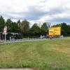 Am Mittwochnachmittag ist auf der A96 bei Türkheim ein LKW umgekippt. Der 57-jährige Fahrer war auf der Autobahnausfahrt Bad Wörishofen  Richtung Lindau unterwegs und hatte in einer Kurve vermutlich wegen zu hoher Geschwindigkeit die Kontrolle über sein Fahrzeug verloren. Daraufhin kippte der LKW um. 
[video]https://www.youtube.com/watch?v=9kFcH6RsGic[/video]
Ersthelfer befreien FahrerDer Lkw stürzte auf die linke Fahrzeugseite, schlitterte über die Fahrbahn und blieb auf der Auffahrtspur liegen. Ersthelfer schlugen die Windschutzscheibe ein, um den Fahrer zu befreien. Bei dem Unfall wurde der 57-Jährige schwer verletzt, ein Rettungsdienst brachte ihn ins Krankenhaus Mindelheim.Aufwändige BergungBei dem Unfall war die Freiwillige Feuerwehr Türkheim und die Autobahnmeisterei Mindelheim zur Verkehrslenkung, Absperrung der Unfallstelle und technischen Hilfeleistung eingesetzt. Der Lkw musste mit schwerem Gerät von einer Abschleppfirma aus Memmingen geborgen werden. Der Fahrer des Lkw muss nun mit einer Anzeige rechnen.