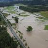 Der Schock sitzt noch tief. Vor genau einem Jahr, wurde das südliche Oberallgäu von einer Unwetterfront schwer getroffen. Zwei Unwetterzellen trafen sich in der "Mitte" und sorgten so für sintflutartige Regenfälle. Besonders schwer betroffen waren damals, Blaichach, Burgberg und Rettenberg. Innerhalb von wenigen Minuten, standen Straßen, Keller und Parkplätze unter Wasser. Schlamm, Geröll und Bäume wurden von den Wassermassen mitgerissen. Zuerst traf es Blaichach. Innerhalb weniger Minuten liefen Keller voll Wasser, weil die Kanalisation es nichtmehr schaffte, weiter Wasser aufzunehmen. 
﻿Heulen der SirenenDie Unwetterfront zog dann weiter in Richtung Burgberg/Rettenberg. Als die Front dort ankam, war schon Sirenengeheul in Blaichach zu hören. Die Feuerwehr rückte komplett aus. In Sonthofen wurde eine Unterführung der B19 überflutet, Menschen wurden in ihren Autos eingeschlossen, konnten aber schnell durch die Wasserwacht und Feuerwehr gerettet werden. Am Goymooskreisel bei Rettenberg wurden ebenfalls Personen in ihren Fahrzeugen eingeschlossen. Auch Sie wurden durch die Feuerwehr und DLRG gerettet.Wasser kam vom GrüntenIn Wagneritz kam das Wasser vom Grünten. Ein "Fluss" bildete sich, lies Keller volllaufen und zerstörte einen Teil der Straße im Ort. "Es ging alles so schnell, ich habe heute noch Angst wenn es hier regnet", so einer der Betroffenen heute. Auch Rettenbergs Bürgermeister Nikolaus Weißinger war damals geschockt, über die Kraft des Wassers. Innerhalb von zwei Stunden, hatten Feuerwehr, THW, Polizei, Wasserwacht und DLRG rund 600 Einsätze zu bewältigen. Ohne die ehrenamtlichen Helfer, wäre es damals nie möglich gewesen. Glücklicherweise, wurde bei dem Unwetter vor einem Jahr niemand verletzt, doch der Sachschaden war extrem.