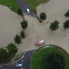 Der Schock sitzt noch tief. Vor genau einem Jahr, wurde das südliche Oberallgäu von einer Unwetterfront schwer getroffen. Zwei Unwetterzellen trafen sich in der "Mitte" und sorgten so für sintflutartige Regenfälle. Besonders schwer betroffen waren damals, Blaichach, Burgberg und Rettenberg. Innerhalb von wenigen Minuten, standen Straßen, Keller und Parkplätze unter Wasser. Schlamm, Geröll und Bäume wurden von den Wassermassen mitgerissen. Zuerst traf es Blaichach. Innerhalb weniger Minuten liefen Keller voll Wasser, weil die Kanalisation es nichtmehr schaffte, weiter Wasser aufzunehmen. 
﻿Heulen der SirenenDie Unwetterfront zog dann weiter in Richtung Burgberg/Rettenberg. Als die Front dort ankam, war schon Sirenengeheul in Blaichach zu hören. Die Feuerwehr rückte komplett aus. In Sonthofen wurde eine Unterführung der B19 überflutet, Menschen wurden in ihren Autos eingeschlossen, konnten aber schnell durch die Wasserwacht und Feuerwehr gerettet werden. Am Goymooskreisel bei Rettenberg wurden ebenfalls Personen in ihren Fahrzeugen eingeschlossen. Auch Sie wurden durch die Feuerwehr und DLRG gerettet.Wasser kam vom GrüntenIn Wagneritz kam das Wasser vom Grünten. Ein "Fluss" bildete sich, lies Keller volllaufen und zerstörte einen Teil der Straße im Ort. "Es ging alles so schnell, ich habe heute noch Angst wenn es hier regnet", so einer der Betroffenen heute. Auch Rettenbergs Bürgermeister Nikolaus Weißinger war damals geschockt, über die Kraft des Wassers. Innerhalb von zwei Stunden, hatten Feuerwehr, THW, Polizei, Wasserwacht und DLRG rund 600 Einsätze zu bewältigen. Ohne die ehrenamtlichen Helfer, wäre es damals nie möglich gewesen. Glücklicherweise, wurde bei dem Unwetter vor einem Jahr niemand verletzt, doch der Sachschaden war extrem.
