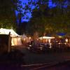 Auch am Mittwoch bekamen die Besucher der Wallenstein-Festspiele im Lager bei der Grimmelschanze einen Einblick in das Leben aus dem Jahr 1630. Neben Musik, historischen Kostümen und Essen wurde auch auf der Bühne einiges geboten. Am Abend war alles durch Fackeln hell erleuchtet.