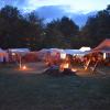 Auch am Mittwoch bekamen die Besucher der Wallenstein-Festspiele im Lager bei der Grimmelschanze einen Einblick in das Leben aus dem Jahr 1630. Neben Musik, historischen Kostümen und Essen wurde auch auf der Bühne einiges geboten. Am Abend war alles durch Fackeln hell erleuchtet.