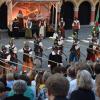 Auf einem der schönsten Plätze in der historischen Memminger Altstadt, dem Marktplatz, finden aktuell die Aufführungen des historischen Theaters statt. Jeden Tag ab 20:15 Uhr werden Ereignisse in der Stadt und das Schicksal einzelner Bürger, als Wallenstein während des Dreißigjährigen Krieges in Memmingen sein Quartier aufschlug dargestellt.
[video]https://www.youtube.com/watch?v=3mpC0JYzwH0[/video]
