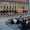 Auf einem der schönsten Plätze in der historischen Memminger Altstadt, dem Marktplatz, finden aktuell die Aufführungen des historischen Theaters statt. Jeden Tag ab 20:15 Uhr werden Ereignisse in der Stadt und das Schicksal einzelner Bürger, als Wallenstein während des Dreißigjährigen Krieges in Memmingen sein Quartier aufschlug dargestellt.
[video]https://www.youtube.com/watch?v=3mpC0JYzwH0[/video]