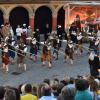 Auf einem der schönsten Plätze in der historischen Memminger Altstadt, dem Marktplatz, finden aktuell die Aufführungen des historischen Theaters statt. Jeden Tag ab 20:15 Uhr werden Ereignisse in der Stadt und das Schicksal einzelner Bürger, als Wallenstein während des Dreißigjährigen Krieges in Memmingen sein Quartier aufschlug dargestellt.
[video]https://www.youtube.com/watch?v=3mpC0JYzwH0[/video]