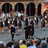 Auf einem der schönsten Plätze in der historischen Memminger Altstadt, dem Marktplatz, finden aktuell die Aufführungen des historischen Theaters statt. Jeden Tag ab 20:15 Uhr werden Ereignisse in der Stadt und das Schicksal einzelner Bürger, als Wallenstein während des Dreißigjährigen Krieges in Memmingen sein Quartier aufschlug dargestellt.
[video]https://www.youtube.com/watch?v=3mpC0JYzwH0[/video]