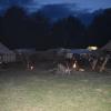 Auch am Mittwoch bekamen die Besucher der Wallenstein-Festspiele im Lager bei der Grimmelschanze einen Einblick in das Leben aus dem Jahr 1630. Neben Musik, historischen Kostümen und Essen wurde auch auf der Bühne einiges geboten. Am Abend war alles durch Fackeln hell erleuchtet.