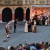 Auf einem der schönsten Plätze in der historischen Memminger Altstadt, dem Marktplatz, finden aktuell die Aufführungen des historischen Theaters statt. Jeden Tag ab 20:15 Uhr werden Ereignisse in der Stadt und das Schicksal einzelner Bürger, als Wallenstein während des Dreißigjährigen Krieges in Memmingen sein Quartier aufschlug dargestellt.
[video]https://www.youtube.com/watch?v=3mpC0JYzwH0[/video]