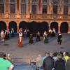 Auf einem der schönsten Plätze in der historischen Memminger Altstadt, dem Marktplatz, finden aktuell die Aufführungen des historischen Theaters statt. Jeden Tag ab 20:15 Uhr werden Ereignisse in der Stadt und das Schicksal einzelner Bürger, als Wallenstein während des Dreißigjährigen Krieges in Memmingen sein Quartier aufschlug dargestellt.
[video]https://www.youtube.com/watch?v=3mpC0JYzwH0[/video]