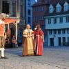 Auf einem der schönsten Plätze in der historischen Memminger Altstadt, dem Marktplatz, finden aktuell die Aufführungen des historischen Theaters statt. Jeden Tag ab 20:15 Uhr werden Ereignisse in der Stadt und das Schicksal einzelner Bürger, als Wallenstein während des Dreißigjährigen Krieges in Memmingen sein Quartier aufschlug dargestellt.
[video]https://www.youtube.com/watch?v=3mpC0JYzwH0[/video]