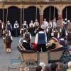 Auf einem der schönsten Plätze in der historischen Memminger Altstadt, dem Marktplatz, finden aktuell die Aufführungen des historischen Theaters statt. Jeden Tag ab 20:15 Uhr werden Ereignisse in der Stadt und das Schicksal einzelner Bürger, als Wallenstein während des Dreißigjährigen Krieges in Memmingen sein Quartier aufschlug dargestellt.
[video]https://www.youtube.com/watch?v=3mpC0JYzwH0[/video]