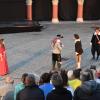 Auf einem der schönsten Plätze in der historischen Memminger Altstadt, dem Marktplatz, finden aktuell die Aufführungen des historischen Theaters statt. Jeden Tag ab 20:15 Uhr werden Ereignisse in der Stadt und das Schicksal einzelner Bürger, als Wallenstein während des Dreißigjährigen Krieges in Memmingen sein Quartier aufschlug dargestellt.
[video]https://www.youtube.com/watch?v=3mpC0JYzwH0[/video]