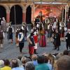 Auf einem der schönsten Plätze in der historischen Memminger Altstadt, dem Marktplatz, finden aktuell die Aufführungen des historischen Theaters statt. Jeden Tag ab 20:15 Uhr werden Ereignisse in der Stadt und das Schicksal einzelner Bürger, als Wallenstein während des Dreißigjährigen Krieges in Memmingen sein Quartier aufschlug dargestellt.
[video]https://www.youtube.com/watch?v=3mpC0JYzwH0[/video]