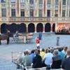 Auf einem der schönsten Plätze in der historischen Memminger Altstadt, dem Marktplatz, finden aktuell die Aufführungen des historischen Theaters statt. Jeden Tag ab 20:15 Uhr werden Ereignisse in der Stadt und das Schicksal einzelner Bürger, als Wallenstein während des Dreißigjährigen Krieges in Memmingen sein Quartier aufschlug dargestellt.
[video]https://www.youtube.com/watch?v=3mpC0JYzwH0[/video]