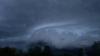 Über dem Bodensee und Immenstadt hat sich in der Nacht von Donnerstag auf Freitag eine große Gewitterzelle zusammengebraut und dann entladen. Angekündigt hatte sich das Unwetter mit starkem und plötzlich einsetzendem Wind.
Starkregen und HagelTausende Blitze, Starkregen und vereinzelt auch Hagel sorgten aber glücklicherweise für keine größeren Einsätze der Polizei. Auf Nachfrage vonall-in.debestätigte ein Sprecher der Polizei, dass die Nacht aus deren Sicht ruhig verlief. Heißt: Vollgelaufene Keller oder Blitzeinschläge sind den Beamten nicht bekannt. Lediglich ein paar umgewehte Bauzäune oder ähnliches stehen glücklicherweise in der Bilanz. 
[video]https://www.youtube.com/watch?v=vs7iP1fl-dM[/video]
