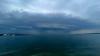 Über dem Bodensee und Immenstadt hat sich in der Nacht von Donnerstag auf Freitag eine große Gewitterzelle zusammengebraut und dann entladen. Angekündigt hatte sich das Unwetter mit starkem und plötzlich einsetzendem Wind.
Starkregen und HagelTausende Blitze, Starkregen und vereinzelt auch Hagel sorgten aber glücklicherweise für keine größeren Einsätze der Polizei. Auf Nachfrage vonall-in.debestätigte ein Sprecher der Polizei, dass die Nacht aus deren Sicht ruhig verlief. Heißt: Vollgelaufene Keller oder Blitzeinschläge sind den Beamten nicht bekannt. Lediglich ein paar umgewehte Bauzäune oder ähnliches stehen glücklicherweise in der Bilanz. 
[video]https://www.youtube.com/watch?v=vs7iP1fl-dM[/video]