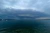 Eine Gewitterzelle entläd sich am Bodensee.