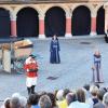Auf einem der schönsten Plätze in der historischen Memminger Altstadt, dem Marktplatz, finden aktuell die Aufführungen des historischen Theaters statt. Jeden Tag ab 20:15 Uhr werden Ereignisse in der Stadt und das Schicksal einzelner Bürger, als Wallenstein während des Dreißigjährigen Krieges in Memmingen sein Quartier aufschlug dargestellt.
[video]https://www.youtube.com/watch?v=3mpC0JYzwH0[/video]
