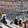 Auf einem der schönsten Plätze in der historischen Memminger Altstadt, dem Marktplatz, finden aktuell die Aufführungen des historischen Theaters statt. Jeden Tag ab 20:15 Uhr werden Ereignisse in der Stadt und das Schicksal einzelner Bürger, als Wallenstein während des Dreißigjährigen Krieges in Memmingen sein Quartier aufschlug dargestellt.
[video]https://www.youtube.com/watch?v=3mpC0JYzwH0[/video]