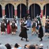 Auf einem der schönsten Plätze in der historischen Memminger Altstadt, dem Marktplatz, finden aktuell die Aufführungen des historischen Theaters statt. Jeden Tag ab 20:15 Uhr werden Ereignisse in der Stadt und das Schicksal einzelner Bürger, als Wallenstein während des Dreißigjährigen Krieges in Memmingen sein Quartier aufschlug dargestellt.
[video]https://www.youtube.com/watch?v=3mpC0JYzwH0[/video]