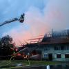 Update:Am Mittwochabend, gegen 20:00 Uhr, hat in Meggen in der Gemeinde Argenbühl im Landkreis Ravensburg ein Blitz in ein Wohnhaus eingeschlagen und dieses in Brand gesetzt. Das Haus und der angebaute Stall standen laut Polizei schon kurz nach dem Einschlag in Vollbrand.Nur noch Schadensbegrenzung möglichDie Feuerwehr konnte nicht verhindern, dass das Anwesen abbrannte. Noch bis zum frühen Morgen waren die Feuerwehrleute mit Nachlöscharbeiten beschäftigt. Das Wohnhaus, der Stall und zwei darin abgestellte Traktoren brannten nieder. Bei dem Feuer wurde jedoch niemand verletzt. Die Anwohner konnten in einem anderen Haus auf dem Gelände Zuflucht suchen.
[video]https://www.youtube.com/watch?v=h1KPXY8Q_AI[/video]1,5 Millionen Euro Schaden und zahlreiche EinsatzkräfteDer Schaden beträgt Schätzungen zufolge rund 1,5 Millionen Euro. Die Feuerwehren aus Argenbühl, Wangen, Isny und Eisenharz waren mit etwa 105 Einsatzkräften im Einsatz. Der Rettungsdienst hielt sich mit 23 Einsatzkräften vor Ort bereit. Auch der stellvertretende Kreisbrandmeister war an der Brandstelle.Bezugsmeldung:In Argenbühl ist ein Dachstuhl nach einem Blitzschlag in Flammen aufgegangen. Wie die Polizei meldet, konnten alle Bewohner das Gebäude verlassen. Nach bisherigen Erkenntnissen wurde niemand verletzt. Die Feuerwehr ist noch im Einsatz.Karte: Großbrände im Allgäu