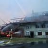 Update:Am Mittwochabend, gegen 20:00 Uhr, hat in Meggen in der Gemeinde Argenbühl im Landkreis Ravensburg ein Blitz in ein Wohnhaus eingeschlagen und dieses in Brand gesetzt. Das Haus und der angebaute Stall standen laut Polizei schon kurz nach dem Einschlag in Vollbrand.Nur noch Schadensbegrenzung möglichDie Feuerwehr konnte nicht verhindern, dass das Anwesen abbrannte. Noch bis zum frühen Morgen waren die Feuerwehrleute mit Nachlöscharbeiten beschäftigt. Das Wohnhaus, der Stall und zwei darin abgestellte Traktoren brannten nieder. Bei dem Feuer wurde jedoch niemand verletzt. Die Anwohner konnten in einem anderen Haus auf dem Gelände Zuflucht suchen.
[video]https://www.youtube.com/watch?v=h1KPXY8Q_AI[/video]1,5 Millionen Euro Schaden und zahlreiche EinsatzkräfteDer Schaden beträgt Schätzungen zufolge rund 1,5 Millionen Euro. Die Feuerwehren aus Argenbühl, Wangen, Isny und Eisenharz waren mit etwa 105 Einsatzkräften im Einsatz. Der Rettungsdienst hielt sich mit 23 Einsatzkräften vor Ort bereit. Auch der stellvertretende Kreisbrandmeister war an der Brandstelle.Bezugsmeldung:In Argenbühl ist ein Dachstuhl nach einem Blitzschlag in Flammen aufgegangen. Wie die Polizei meldet, konnten alle Bewohner das Gebäude verlassen. Nach bisherigen Erkenntnissen wurde niemand verletzt. Die Feuerwehr ist noch im Einsatz.Karte: Großbrände im Allgäu