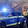 Update:Am Mittwochabend, gegen 20:00 Uhr, hat in Meggen in der Gemeinde Argenbühl im Landkreis Ravensburg ein Blitz in ein Wohnhaus eingeschlagen und dieses in Brand gesetzt. Das Haus und der angebaute Stall standen laut Polizei schon kurz nach dem Einschlag in Vollbrand.Nur noch Schadensbegrenzung möglichDie Feuerwehr konnte nicht verhindern, dass das Anwesen abbrannte. Noch bis zum frühen Morgen waren die Feuerwehrleute mit Nachlöscharbeiten beschäftigt. Das Wohnhaus, der Stall und zwei darin abgestellte Traktoren brannten nieder. Bei dem Feuer wurde jedoch niemand verletzt. Die Anwohner konnten in einem anderen Haus auf dem Gelände Zuflucht suchen.
[video]https://www.youtube.com/watch?v=h1KPXY8Q_AI[/video]1,5 Millionen Euro Schaden und zahlreiche EinsatzkräfteDer Schaden beträgt Schätzungen zufolge rund 1,5 Millionen Euro. Die Feuerwehren aus Argenbühl, Wangen, Isny und Eisenharz waren mit etwa 105 Einsatzkräften im Einsatz. Der Rettungsdienst hielt sich mit 23 Einsatzkräften vor Ort bereit. Auch der stellvertretende Kreisbrandmeister war an der Brandstelle.Bezugsmeldung:In Argenbühl ist ein Dachstuhl nach einem Blitzschlag in Flammen aufgegangen. Wie die Polizei meldet, konnten alle Bewohner das Gebäude verlassen. Nach bisherigen Erkenntnissen wurde niemand verletzt. Die Feuerwehr ist noch im Einsatz.Karte: Großbrände im Allgäu