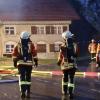 Update:Am Mittwochabend, gegen 20:00 Uhr, hat in Meggen in der Gemeinde Argenbühl im Landkreis Ravensburg ein Blitz in ein Wohnhaus eingeschlagen und dieses in Brand gesetzt. Das Haus und der angebaute Stall standen laut Polizei schon kurz nach dem Einschlag in Vollbrand.Nur noch Schadensbegrenzung möglichDie Feuerwehr konnte nicht verhindern, dass das Anwesen abbrannte. Noch bis zum frühen Morgen waren die Feuerwehrleute mit Nachlöscharbeiten beschäftigt. Das Wohnhaus, der Stall und zwei darin abgestellte Traktoren brannten nieder. Bei dem Feuer wurde jedoch niemand verletzt. Die Anwohner konnten in einem anderen Haus auf dem Gelände Zuflucht suchen.
[video]https://www.youtube.com/watch?v=h1KPXY8Q_AI[/video]1,5 Millionen Euro Schaden und zahlreiche EinsatzkräfteDer Schaden beträgt Schätzungen zufolge rund 1,5 Millionen Euro. Die Feuerwehren aus Argenbühl, Wangen, Isny und Eisenharz waren mit etwa 105 Einsatzkräften im Einsatz. Der Rettungsdienst hielt sich mit 23 Einsatzkräften vor Ort bereit. Auch der stellvertretende Kreisbrandmeister war an der Brandstelle.Bezugsmeldung:In Argenbühl ist ein Dachstuhl nach einem Blitzschlag in Flammen aufgegangen. Wie die Polizei meldet, konnten alle Bewohner das Gebäude verlassen. Nach bisherigen Erkenntnissen wurde niemand verletzt. Die Feuerwehr ist noch im Einsatz.Karte: Großbrände im Allgäu