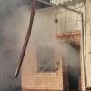 Update:Am Mittwochabend, gegen 20:00 Uhr, hat in Meggen in der Gemeinde Argenbühl im Landkreis Ravensburg ein Blitz in ein Wohnhaus eingeschlagen und dieses in Brand gesetzt. Das Haus und der angebaute Stall standen laut Polizei schon kurz nach dem Einschlag in Vollbrand.Nur noch Schadensbegrenzung möglichDie Feuerwehr konnte nicht verhindern, dass das Anwesen abbrannte. Noch bis zum frühen Morgen waren die Feuerwehrleute mit Nachlöscharbeiten beschäftigt. Das Wohnhaus, der Stall und zwei darin abgestellte Traktoren brannten nieder. Bei dem Feuer wurde jedoch niemand verletzt. Die Anwohner konnten in einem anderen Haus auf dem Gelände Zuflucht suchen.
[video]https://www.youtube.com/watch?v=h1KPXY8Q_AI[/video]1,5 Millionen Euro Schaden und zahlreiche EinsatzkräfteDer Schaden beträgt Schätzungen zufolge rund 1,5 Millionen Euro. Die Feuerwehren aus Argenbühl, Wangen, Isny und Eisenharz waren mit etwa 105 Einsatzkräften im Einsatz. Der Rettungsdienst hielt sich mit 23 Einsatzkräften vor Ort bereit. Auch der stellvertretende Kreisbrandmeister war an der Brandstelle.Bezugsmeldung:In Argenbühl ist ein Dachstuhl nach einem Blitzschlag in Flammen aufgegangen. Wie die Polizei meldet, konnten alle Bewohner das Gebäude verlassen. Nach bisherigen Erkenntnissen wurde niemand verletzt. Die Feuerwehr ist noch im Einsatz.Karte: Großbrände im Allgäu