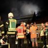 Update:Am Mittwochabend, gegen 20:00 Uhr, hat in Meggen in der Gemeinde Argenbühl im Landkreis Ravensburg ein Blitz in ein Wohnhaus eingeschlagen und dieses in Brand gesetzt. Das Haus und der angebaute Stall standen laut Polizei schon kurz nach dem Einschlag in Vollbrand.Nur noch Schadensbegrenzung möglichDie Feuerwehr konnte nicht verhindern, dass das Anwesen abbrannte. Noch bis zum frühen Morgen waren die Feuerwehrleute mit Nachlöscharbeiten beschäftigt. Das Wohnhaus, der Stall und zwei darin abgestellte Traktoren brannten nieder. Bei dem Feuer wurde jedoch niemand verletzt. Die Anwohner konnten in einem anderen Haus auf dem Gelände Zuflucht suchen.
[video]https://www.youtube.com/watch?v=h1KPXY8Q_AI[/video]1,5 Millionen Euro Schaden und zahlreiche EinsatzkräfteDer Schaden beträgt Schätzungen zufolge rund 1,5 Millionen Euro. Die Feuerwehren aus Argenbühl, Wangen, Isny und Eisenharz waren mit etwa 105 Einsatzkräften im Einsatz. Der Rettungsdienst hielt sich mit 23 Einsatzkräften vor Ort bereit. Auch der stellvertretende Kreisbrandmeister war an der Brandstelle.Bezugsmeldung:In Argenbühl ist ein Dachstuhl nach einem Blitzschlag in Flammen aufgegangen. Wie die Polizei meldet, konnten alle Bewohner das Gebäude verlassen. Nach bisherigen Erkenntnissen wurde niemand verletzt. Die Feuerwehr ist noch im Einsatz.Karte: Großbrände im Allgäu