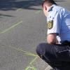In Schnetzenhausen bei Friedrichshafen ist am Samstagnachmittag ein 20-jähriger Motorradfahrer gestürzt und anschließend in den Gegenverkehr gerutscht.

Laut der Polizei hatte der junge Mann um 15:11 Uhr zunächst ein vorausfahrendes Fahrzeug überholt und hatte dabei die Kontrolle verloren und ist gestürzt. Während sein Motorrad in ein vorausfahrendes Auto prallte, rutschte der Fahrer in ein entgegenkommenden PKW der Marke Skoda.
Schwerste Verletzungen erlitten
Der 20-Jährige geriet dabei unter die Fahrzeugfront und zog sich schwerste Verletzungen zu. Er wurde ohne Bewusstsein in eine Klinik nach Ravensburg gebracht. Die Straße war aufgrund der Unfallaufnahme bis 21 Uhr gesperrt. Unter anderem setzte die Polizei eine Kameradrohne zur Aufnahme des Unfalls ein.