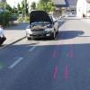 In Schnetzenhausen bei Friedrichshafen ist am Samstagnachmittag ein 20-jähriger Motorradfahrer gestürzt und anschließend in den Gegenverkehr gerutscht.

Laut der Polizei hatte der junge Mann um 15:11 Uhr zunächst ein vorausfahrendes Fahrzeug überholt und hatte dabei die Kontrolle verloren und ist gestürzt. Während sein Motorrad in ein vorausfahrendes Auto prallte, rutschte der Fahrer in ein entgegenkommenden PKW der Marke Skoda.
Schwerste Verletzungen erlitten
Der 20-Jährige geriet dabei unter die Fahrzeugfront und zog sich schwerste Verletzungen zu. Er wurde ohne Bewusstsein in eine Klinik nach Ravensburg gebracht. Die Straße war aufgrund der Unfallaufnahme bis 21 Uhr gesperrt. Unter anderem setzte die Polizei eine Kameradrohne zur Aufnahme des Unfalls ein.