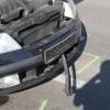 In Schnetzenhausen bei Friedrichshafen ist am Samstagnachmittag ein 20-jähriger Motorradfahrer gestürzt und anschließend in den Gegenverkehr gerutscht.

Laut der Polizei hatte der junge Mann um 15:11 Uhr zunächst ein vorausfahrendes Fahrzeug überholt und hatte dabei die Kontrolle verloren und ist gestürzt. Während sein Motorrad in ein vorausfahrendes Auto prallte, rutschte der Fahrer in ein entgegenkommenden PKW der Marke Skoda.
Schwerste Verletzungen erlitten
Der 20-Jährige geriet dabei unter die Fahrzeugfront und zog sich schwerste Verletzungen zu. Er wurde ohne Bewusstsein in eine Klinik nach Ravensburg gebracht. Die Straße war aufgrund der Unfallaufnahme bis 21 Uhr gesperrt. Unter anderem setzte die Polizei eine Kameradrohne zur Aufnahme des Unfalls ein.