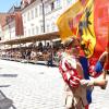 Am Sonntagnachmittag war es beim Tänzelfest 2022 in Kaufbeuren dann Zeit für den großen Festumzug. Ungefähr 1.850 Kinder präsentieren den Zuschauern die Geschichte der Stadt zu Buron von der Karolingerzeit bis zum Beginn des 20. Jahrhunderts. Mit 36 Festwagen, unterschiedlichen Kapellen, Fahnenschwingern Pferden und natürlich den Kindern wird der Zuschauer zurück ins Mittelalter versetzt. Wenn dann noch Kaiser Maximilian I. höchstpersönlich mit seinem Gefolge in der Kaiser-Max-Straße vor dem Rathaus einzieht, befindet man sich endgültig wieder im Jahr 1497. In unserer Bildergalerie sehen Sie die Highlights des Tänzelfest-Umzuges vom Sonntag.