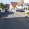 In Schnetzenhausen bei Friedrichshafen ist am Samstagnachmittag ein 20-jähriger Motorradfahrer gestürzt und anschließend in den Gegenverkehr gerutscht.

Laut der Polizei hatte der junge Mann um 15:11 Uhr zunächst ein vorausfahrendes Fahrzeug überholt und hatte dabei die Kontrolle verloren und ist gestürzt. Während sein Motorrad in ein vorausfahrendes Auto prallte, rutschte der Fahrer in ein entgegenkommenden PKW der Marke Skoda.
Schwerste Verletzungen erlitten
Der 20-Jährige geriet dabei unter die Fahrzeugfront und zog sich schwerste Verletzungen zu. Er wurde ohne Bewusstsein in eine Klinik nach Ravensburg gebracht. Die Straße war aufgrund der Unfallaufnahme bis 21 Uhr gesperrt. Unter anderem setzte die Polizei eine Kameradrohne zur Aufnahme des Unfalls ein.