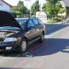 In Schnetzenhausen bei Friedrichshafen ist am Samstagnachmittag ein 20-jähriger Motorradfahrer gestürzt und anschließend in den Gegenverkehr gerutscht.

Laut der Polizei hatte der junge Mann um 15:11 Uhr zunächst ein vorausfahrendes Fahrzeug überholt und hatte dabei die Kontrolle verloren und ist gestürzt. Während sein Motorrad in ein vorausfahrendes Auto prallte, rutschte der Fahrer in ein entgegenkommenden PKW der Marke Skoda.
Schwerste Verletzungen erlitten
Der 20-Jährige geriet dabei unter die Fahrzeugfront und zog sich schwerste Verletzungen zu. Er wurde ohne Bewusstsein in eine Klinik nach Ravensburg gebracht. Die Straße war aufgrund der Unfallaufnahme bis 21 Uhr gesperrt. Unter anderem setzte die Polizei eine Kameradrohne zur Aufnahme des Unfalls ein.