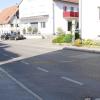In Schnetzenhausen bei Friedrichshafen ist am Samstagnachmittag ein 20-jähriger Motorradfahrer gestürzt und anschließend in den Gegenverkehr gerutscht.

Laut der Polizei hatte der junge Mann um 15:11 Uhr zunächst ein vorausfahrendes Fahrzeug überholt und hatte dabei die Kontrolle verloren und ist gestürzt. Während sein Motorrad in ein vorausfahrendes Auto prallte, rutschte der Fahrer in ein entgegenkommenden PKW der Marke Skoda.
Schwerste Verletzungen erlitten
Der 20-Jährige geriet dabei unter die Fahrzeugfront und zog sich schwerste Verletzungen zu. Er wurde ohne Bewusstsein in eine Klinik nach Ravensburg gebracht. Die Straße war aufgrund der Unfallaufnahme bis 21 Uhr gesperrt. Unter anderem setzte die Polizei eine Kameradrohne zur Aufnahme des Unfalls ein.
