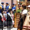 Am Sonntagnachmittag war es beim Tänzelfest 2022 in Kaufbeuren dann Zeit für den großen Festumzug. Ungefähr 1.850 Kinder präsentieren den Zuschauern die Geschichte der Stadt zu Buron von der Karolingerzeit bis zum Beginn des 20. Jahrhunderts. Mit 36 Festwagen, unterschiedlichen Kapellen, Fahnenschwingern Pferden und natürlich den Kindern wird der Zuschauer zurück ins Mittelalter versetzt. Wenn dann noch Kaiser Maximilian I. höchstpersönlich mit seinem Gefolge in der Kaiser-Max-Straße vor dem Rathaus einzieht, befindet man sich endgültig wieder im Jahr 1497. In unserer Bildergalerie sehen Sie die Highlights des Tänzelfest-Umzuges vom Sonntag.