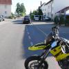In Schnetzenhausen bei Friedrichshafen ist am Samstagnachmittag ein 20-jähriger Motorradfahrer gestürzt und anschließend in den Gegenverkehr gerutscht.

Laut der Polizei hatte der junge Mann um 15:11 Uhr zunächst ein vorausfahrendes Fahrzeug überholt und hatte dabei die Kontrolle verloren und ist gestürzt. Während sein Motorrad in ein vorausfahrendes Auto prallte, rutschte der Fahrer in ein entgegenkommenden PKW der Marke Skoda.
Schwerste Verletzungen erlitten
Der 20-Jährige geriet dabei unter die Fahrzeugfront und zog sich schwerste Verletzungen zu. Er wurde ohne Bewusstsein in eine Klinik nach Ravensburg gebracht. Die Straße war aufgrund der Unfallaufnahme bis 21 Uhr gesperrt. Unter anderem setzte die Polizei eine Kameradrohne zur Aufnahme des Unfalls ein.