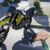 In Schnetzenhausen bei Friedrichshafen ist am Samstagnachmittag ein 20-jähriger Motorradfahrer gestürzt und anschließend in den Gegenverkehr gerutscht.

Laut der Polizei hatte der junge Mann um 15:11 Uhr zunächst ein vorausfahrendes Fahrzeug überholt und hatte dabei die Kontrolle verloren und ist gestürzt. Während sein Motorrad in ein vorausfahrendes Auto prallte, rutschte der Fahrer in ein entgegenkommenden PKW der Marke Skoda.
Schwerste Verletzungen erlitten
Der 20-Jährige geriet dabei unter die Fahrzeugfront und zog sich schwerste Verletzungen zu. Er wurde ohne Bewusstsein in eine Klinik nach Ravensburg gebracht. Die Straße war aufgrund der Unfallaufnahme bis 21 Uhr gesperrt. Unter anderem setzte die Polizei eine Kameradrohne zur Aufnahme des Unfalls ein.