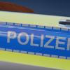 In Schnetzenhausen bei Friedrichshafen ist am Samstagnachmittag ein 20-jähriger Motorradfahrer gestürzt und anschließend in den Gegenverkehr gerutscht.

Laut der Polizei hatte der junge Mann um 15:11 Uhr zunächst ein vorausfahrendes Fahrzeug überholt und hatte dabei die Kontrolle verloren und ist gestürzt. Während sein Motorrad in ein vorausfahrendes Auto prallte, rutschte der Fahrer in ein entgegenkommenden PKW der Marke Skoda.
Schwerste Verletzungen erlitten
Der 20-Jährige geriet dabei unter die Fahrzeugfront und zog sich schwerste Verletzungen zu. Er wurde ohne Bewusstsein in eine Klinik nach Ravensburg gebracht. Die Straße war aufgrund der Unfallaufnahme bis 21 Uhr gesperrt. Unter anderem setzte die Polizei eine Kameradrohne zur Aufnahme des Unfalls ein.